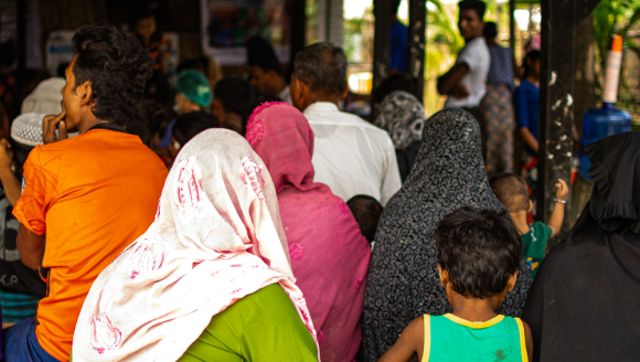 Eine Gruppe Rohingya wartet in Kyein Ni Pin, Myanmar vor einer mobilen Klinik