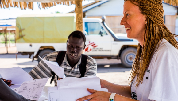 MSF Mitarbeiterin hält Unterlagen in der Hand 
