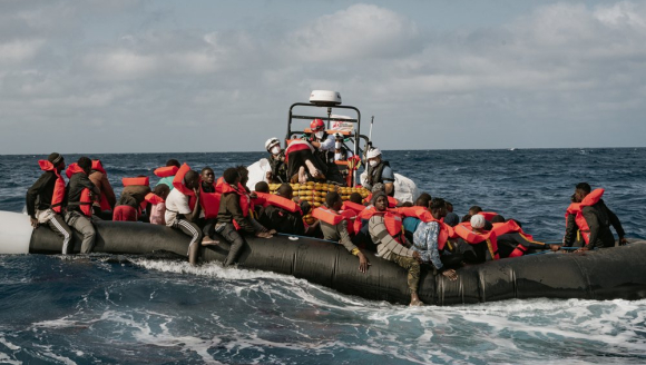 Flüchtlinge in einem überfüllten Schlauchboot