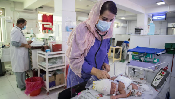 Foto einer Kinderärztin im Mutter-Kind-Krankenhaus in Chost, Afghanistan, die ein Neugeborenes behandelt