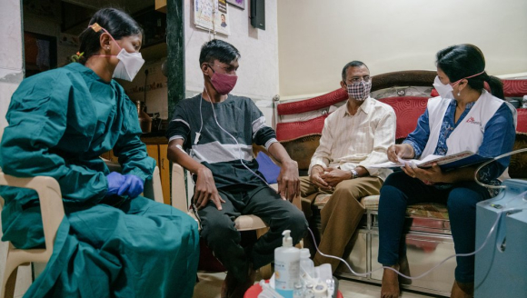  WHO Behandlungsrichtline für resistente Tuberkulose aktualisiert - In Mumbai, Indien Patient*innen mit resistenter Tuberkulose im Gespräch mit Krankenschwester von Ärzte ohne Grenzen.