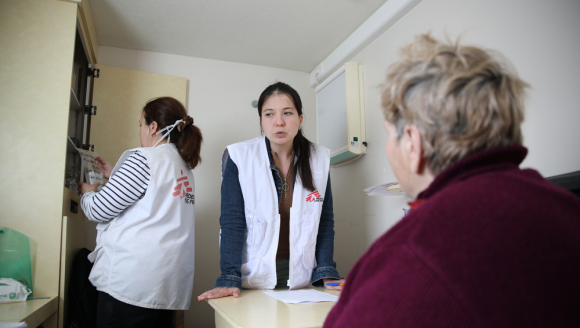 Drei Frauen bei einer medizinischen Konsultation in einer mobilen Klinik