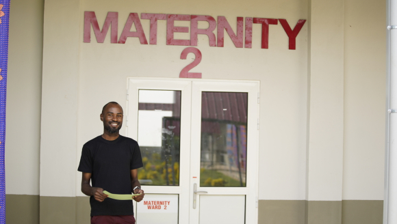 Louis Bahina Essengue vor einer Geburtsstation in Sierra Leone