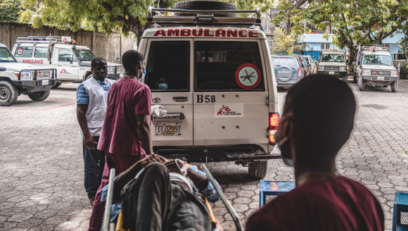 Ein Patient auf einer Liege wird in einen Krankenwagen in Port-au-Prince transportiert.