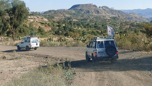 Jeeps von Ärzte ohne Grenzen die durch Tigray fahren