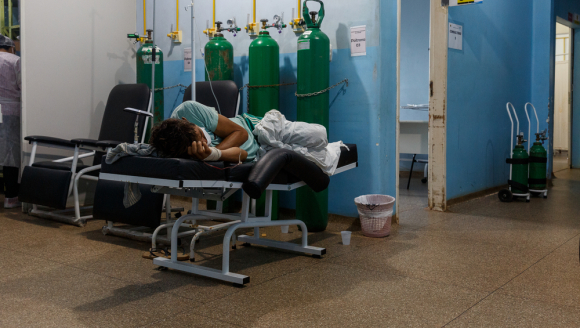 Eine Covid-19 Patientin in einem Krankenbett