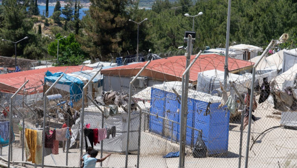Ein Aufnahmezentrum für Geflüchtete in Samos, umgeben von einem hohen Stacheldrahtzaun