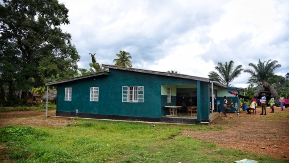 Eine von Ärzte ohne Grenzen unterstützte Gesundheitseinrichtung im Distrikt Kenema im Osten Sierra Leones.