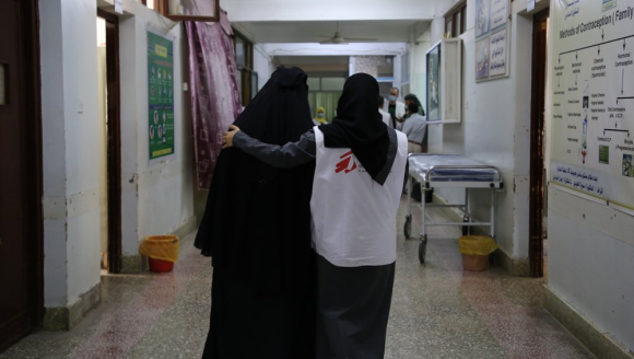 Eine Hebamme begleitet eine Mutter aus dem Al-Jamhouri-Krankenhaus 