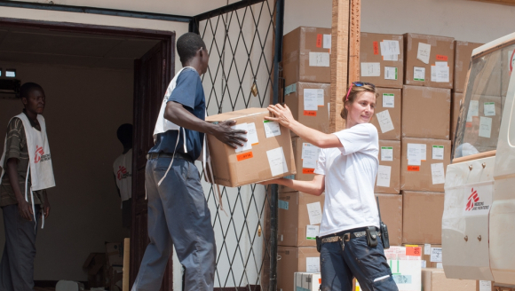 Logistiker*innen verräumen Kisten mit medizinischen Hilfsgütern