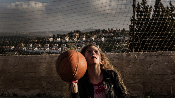 14-jährige Palästinenserin Ahed Tamini spielt Basketball