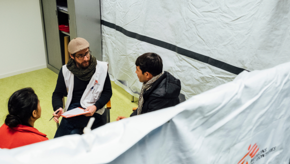Ein MSF-Psychologe bei einem Beratungsgespräch mit einem Flüchtling.
