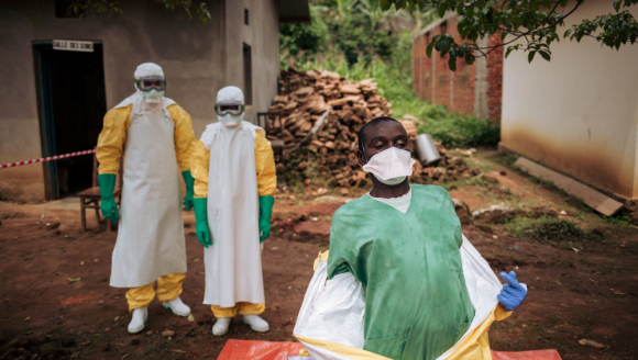 Schutzkleidung nach Ebola-Einsatz ablegen