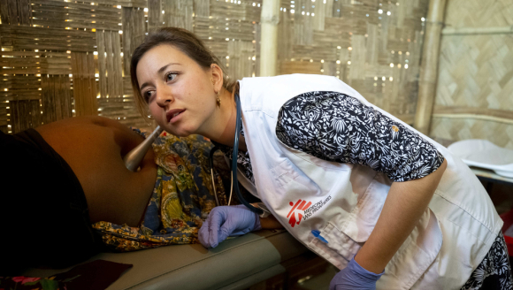 Eine Hebamme von Ärzte ohne Grenzen untersucht eine schwangere Patientin.