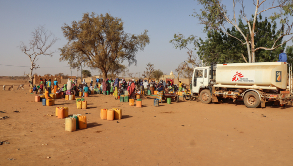 Mobile Wasserverteilungsstation in Djibo, an der Menschen ihre Kanister füllen.