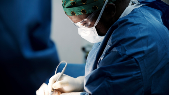 Ein Chirurg während einer OP