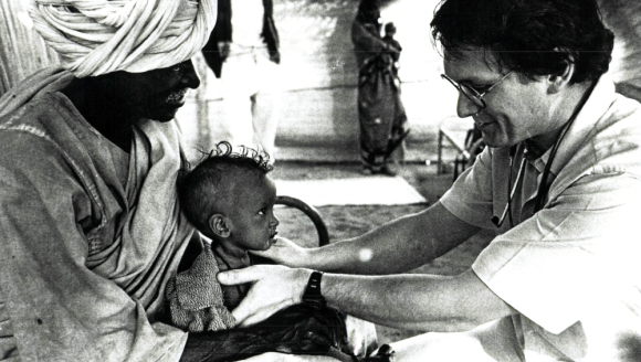 Schwarz-weiß-Foto: Arzt behandelt Kind