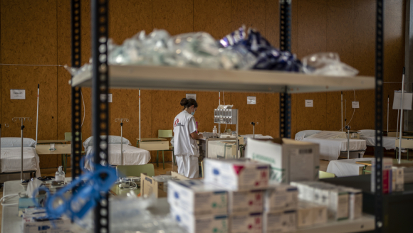 Mitarbeiterin von Ärzte ohne Grenzen im Einsatz gegen das Coronavirus in spanischem Hilfsprojekt