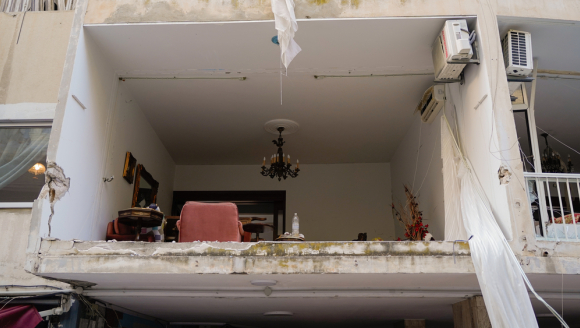 Blick in das Wohnzimmer eines durch die Explosion zerstörten Hauses.