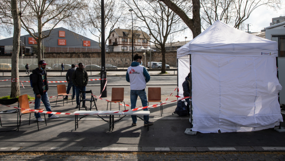 People who live rough on the streets are particularly vulnerable to coronavirus. To ensure continued access to healthcare for them, MSF’s mobile clinic provides treatment (primary healthcare) in Paris and its suburbs. On March 31st, the mobile clinic was deployed at Porte de la Villette, near a food distribution site. A week before, a camp near Aubervilliers was evacuated and around 700 people were dispatched to various emergency shelters in the area. MSF teams are also working in some of these shelters to 