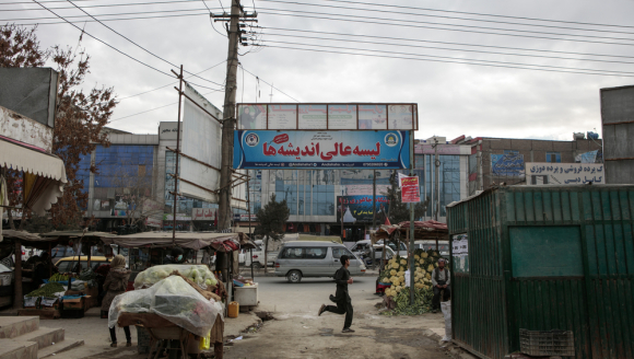 Blick aus dem Fenster auf den Eingang vom Krankenhaus in Kabul