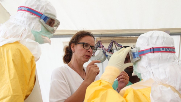 Schutzausrüstung anlegen für Ebola-Einsatz.