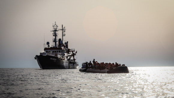 Seenotrettung der Sea-Watch 4 von 97 Menschen auf offenem Meer aus einem Schlauchboot