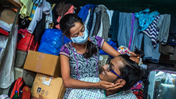 18-jährige Tuberkulose Patientin scherzt mit ihrem Bruder