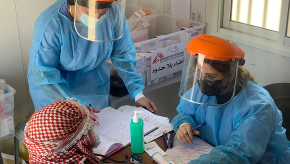 Zwei Mitarbeiterinnen von Ärzte ohne Grenzen versorgen einen Patienten 
