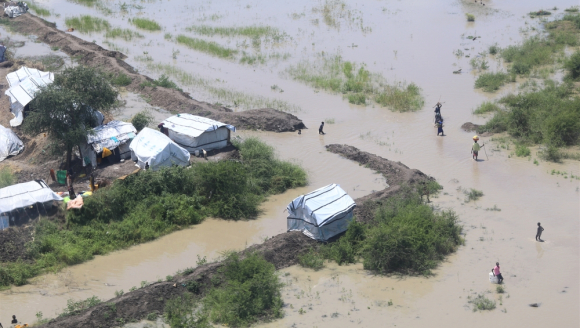 Überschwemmung eines Dorfes im Südsudan aus der Luft