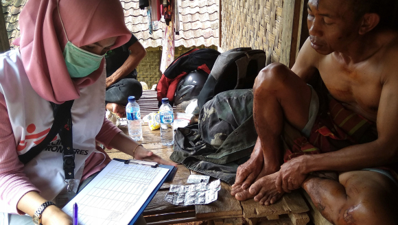 Hilfe für Tsunami-Überlebende in Indonesien