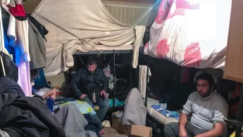 Gestrandete Migranten und Flüchtlinge sitzen auf den griechischen Inseln fest. 