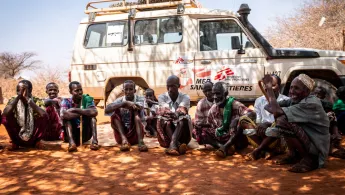 Patienten warten vor mobiler Klinik in Äthiopien