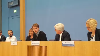 Christoph Hey spricht auf der Bundespressekonferenz