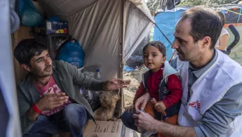 Chirurg Christos Christou spricht mit Familie in Moria auf Lesbos