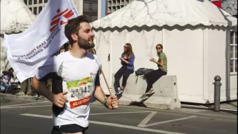 Läufer mit Ärzte ohne Grenzen-Fahne