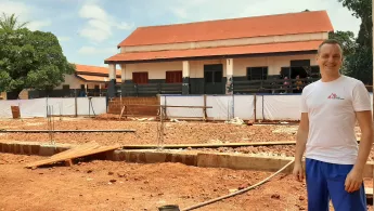 Johannes Diers vor der Baustelle eines Krankenhauses