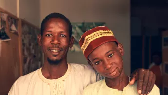 Vater legt Arm um Sohn