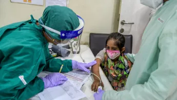 Ärzte ohne Grenzen Krankenschwester nimmt die Vitaldaten eines jungen Mädchens auf.