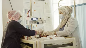 Hebamme Ibtisam Hasim versorgt ein Neugeborenes in unserer Klinik in Nablus, Mossul im Nordirak.