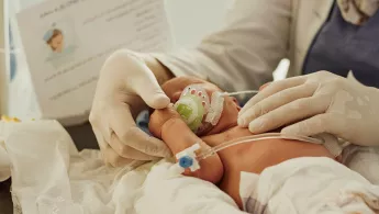 Ein Neugeborenes wird im Nablus Krankenhaus in Mossul versorgt.