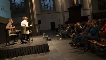 Beim Thementalk diskutieren wir humanitäre Probleme, beispielsweise weshalb in Syrien, Jemen und Afghanistan funktionsfähige Krankenhäuser bombardiert werden.