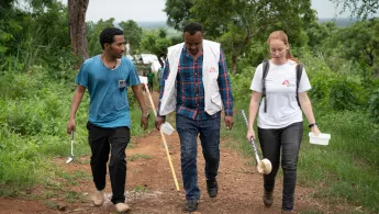 Kolleg*innen fangen Mosquitos im Einsatz gegen Malaria