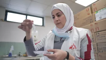 Die Apothekenleiterin Ola Barakat bei der Arbeit