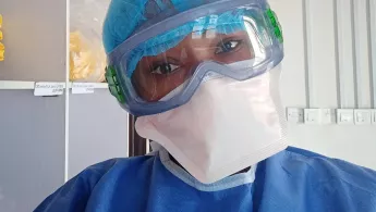 Shirley Samson in ihrer Infektionsschutzkleidung