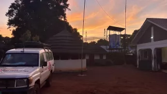 Sonnenuntergang am Gesundheitszentrum Mundri im Südsudan