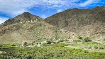 Eine grüne bergige Landschaft im Bergdorf Haydan im Nordjemen