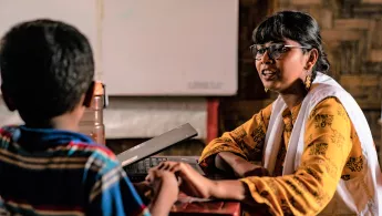 Bangladesch Junge und Psychologin im Gespräch