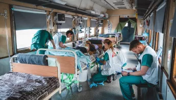 Mitarbeiter behandeln Patienten medizinischer Zug