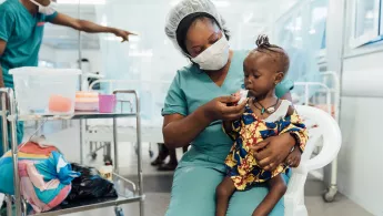 Intensivtherapeutisches Ernährungszentrum Unsere Krankenschwester versorgt das mangelernährte Mädchen in Sierra Leone